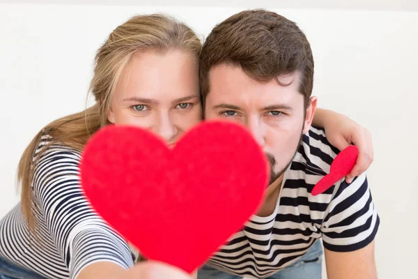 Buffo Coppia Facce Coperte Con Cuore Rosso Concetto San Valentino — Foto Stock