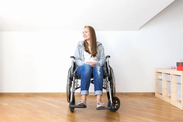 Mujer Discapacitada Sentada Silla Ruedas Sonriendo — Foto de Stock