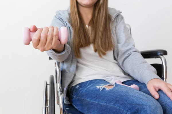 Niepełnosprawna Kobieta Ćwicząca Dumbellami Obrazy Przycięte Bez Twarzy — Zdjęcie stockowe