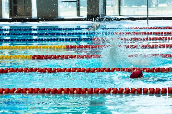 Uma Jovem Está Nadando Rastejar Piscina Interior — Fotografia de Stock