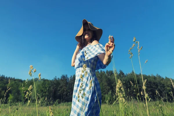 Uma Mulher Vestido Azul Chapéu Palha Está Campo Vida Sem — Fotografia de Stock