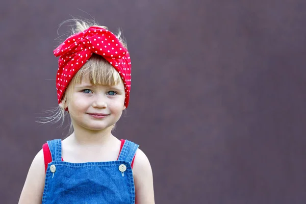 Malá Dívka Čelenkou Puntíky Směje Dívá Diváka Kopírovat Prostor — Stock fotografie