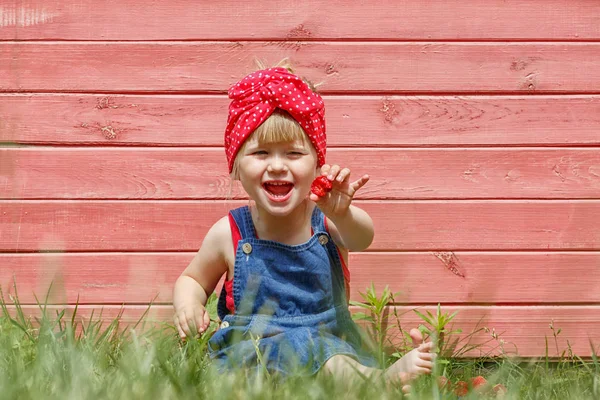 Fata Mănâncă Căpșuni Într Însorită Zâmbește Uită Privitor Copiați Spațiul — Fotografie, imagine de stoc