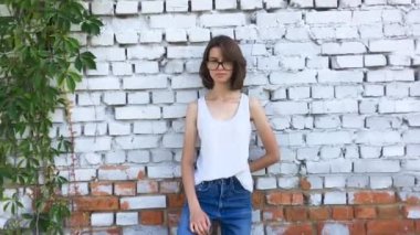 Hipster gözlüklü genç kız gülümsüyor.