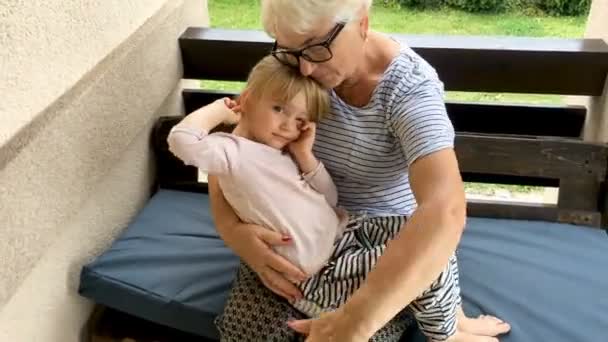 Mormor vaggor somna barnbarn. — Stockvideo