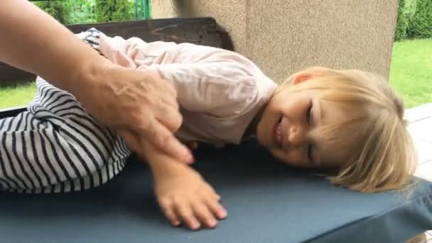 Boldog család. Nagymama csiklandozó nevető unokája. Lassú mozgás. — Stock videók
