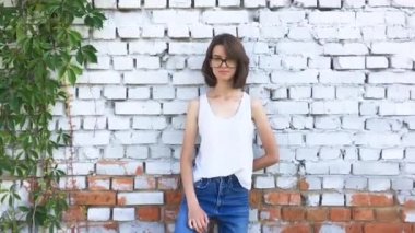 Ağır çekim. O yürürken genç kız gülümsüyor