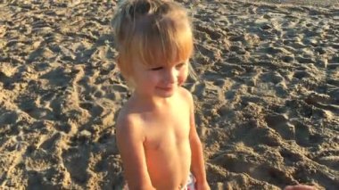 Anne kızı yanakları güneş koruyucu ile smear.