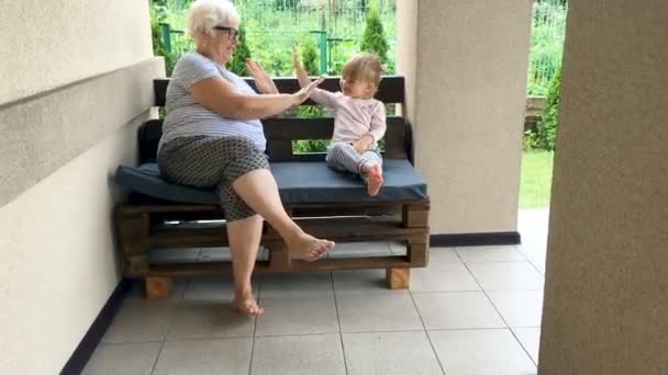 与孩子一起玩的老年妇女. — 图库视频影像