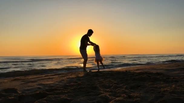 Tiempo en familia feliz de cámara lenta. Padre e hija girando al amanecer . — Vídeos de Stock