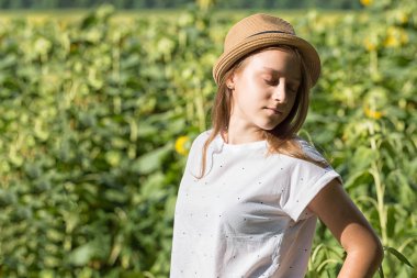 Genç kız güneşte rahatlatır