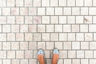 Kadın ayak mermer zemin üzerinde