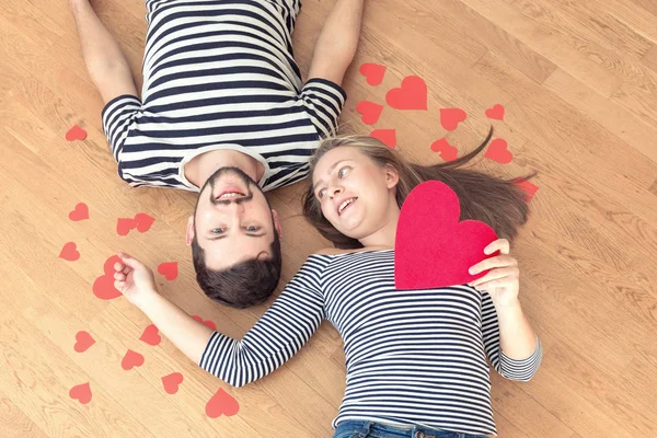 Top Vista Jovem Casal Deitado Chão Olhando Para Câmera Sorriso — Fotografia de Stock