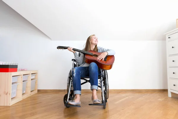 Joven Discapacitada Tocando Guitarra — Foto de Stock