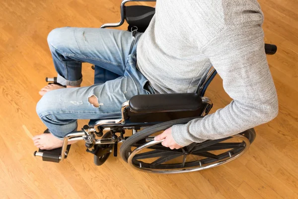 Niepełnosprawny Człowiek Wózku Inwalidzkim Domu — Zdjęcie stockowe