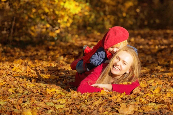 Dziewczyna Leży Ziemi Matką Śmiać Się Grać Jesienny Dzień — Zdjęcie stockowe