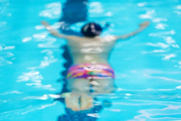 一个年轻的体育少年正在水底游泳 — 图库照片