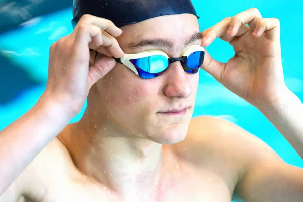 Atleta Adolescente Melhora Óculos Natação Uma Piscina Interior Close Foco — Fotografia de Stock