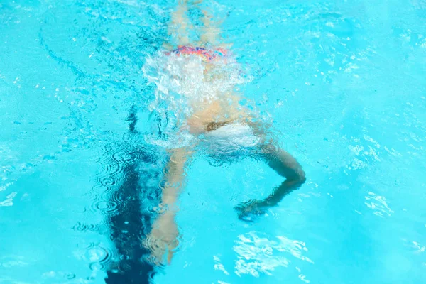Genç Bir Sporcu Kalabalıkta Yüzüyor Yüzü Olmadan Seçici Odaklanma — Stok fotoğraf