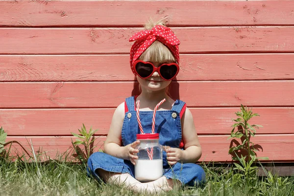 Menina Little Dungarees Óculos Escuros Com Copos Bebe Leite Jarro — Fotografia de Stock