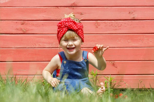 Fille Mange Des Fraises Par Une Journée Ensoleillée Elle Sourit — Photo