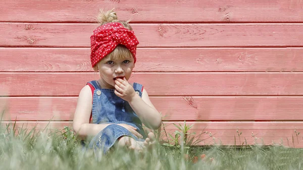 Petite Fille Dungarees Mange Des Fraises Dans Jardin Été Ensoleillé — Photo