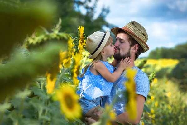 Padre Hija Besan Campo Girasol —  Fotos de Stock