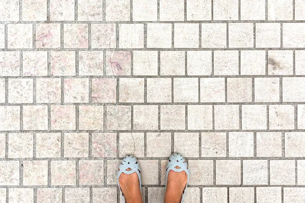 Kadın ayak mermer zemin üzerinde