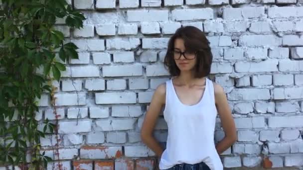 Portrét krásné dospívající dívka. — Stock video