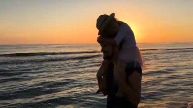 Küçük kız babası omuzları üzerinde uyuyor.