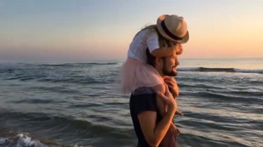 Küçük kızı babası sahilde hugs..