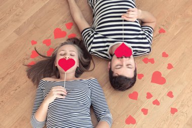 Kapalı gözlerle yerde yatarken genç mutlu Sevgililer Çift.