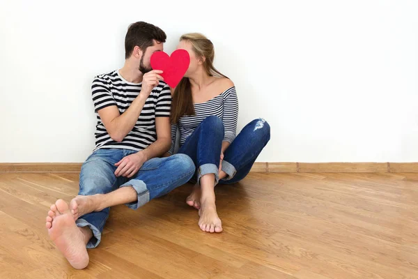 Feliz Casal Dos Namorados Sentado Chão Madeira Espaço Cópia Fundo — Fotografia de Stock