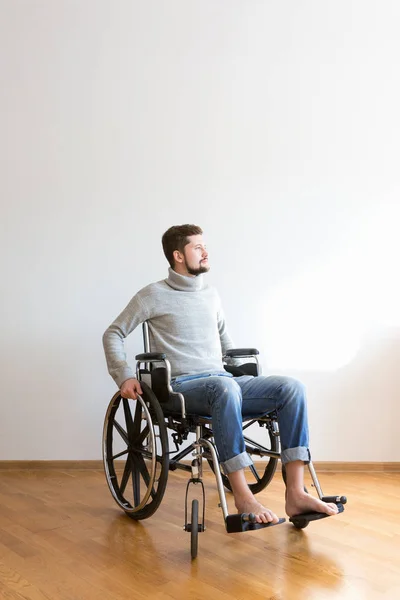 Joven Hombre Hipster Discapacitado Silla Ruedas Habitación Vacía — Foto de Stock