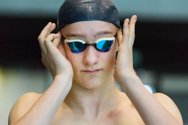 The young swimmer improves goggles.