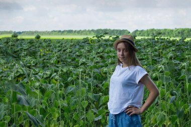 Genç kız güneşte rahatlatır