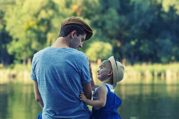 Padre Una Pequeña Hija Dungarees Están Sentados Puente Del Río —  Fotos de Stock