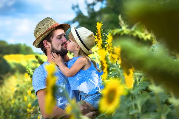 Padre Hija Besan Campo Girasol —  Fotos de Stock