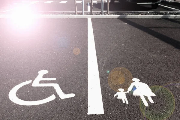 Handicap Matka Dzieckiem Parking Znaki Asfalcie — Zdjęcie stockowe