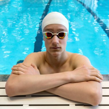 Havuzun arka planında bir yüzücü portresi. Havuz arkaplanı, kopyalama alanı.