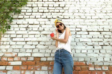 Genç kız telefonda konuşuyor.. 