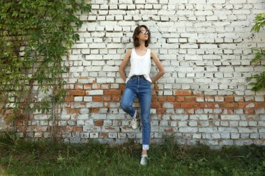 Gözlüklü genç bir öğrenci portresi. Rahat kıyafetler alanı Kopyala.