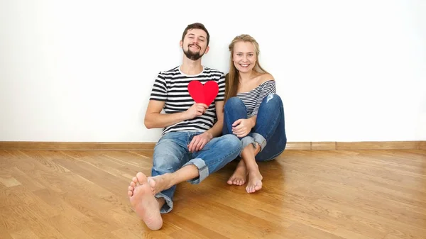 Casal Amoroso Com Corações Vermelhos — Fotografia de Stock