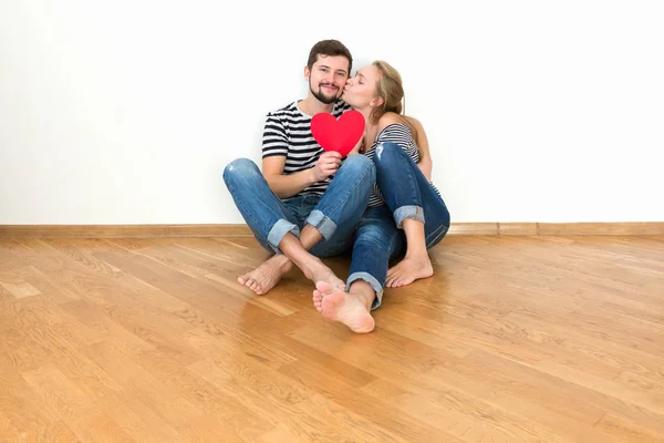 Pareja Cariñosa Con Corazones Rojos — Foto de Stock