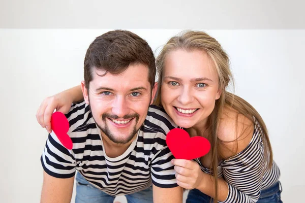 Pareja Cariñosa Con Corazones Rojos —  Fotos de Stock