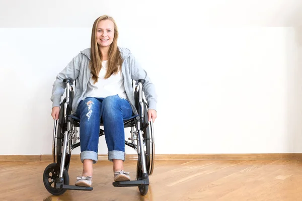 Joven Discapacitada Silla Ruedas Sonríe Mira Cámara — Foto de Stock