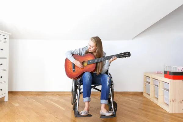 Joven Discapacitada Silla Ruedas Tocando Guitarra — Foto de Stock