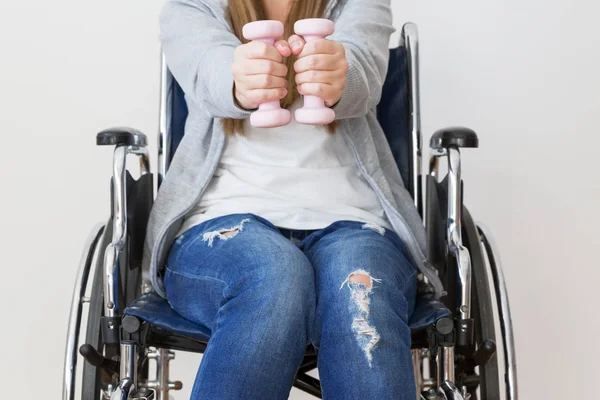 Mujer Discapacitada Haciendo Ejercicio Con Pesas Imagen Recortada Sin Rostro — Foto de Stock