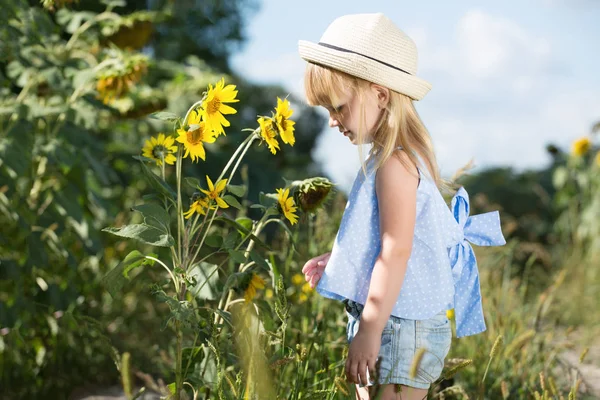 Petite Fille Sentant Tournesol — Photo