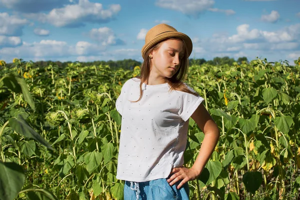 Mladá Dívka Relaxuje Slunci — Stock fotografie